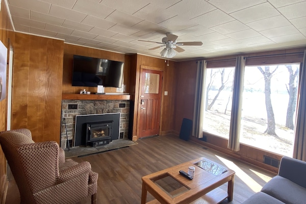 Standard-Ferienhaus, 2 Schlafzimmer, Kamin, Seeblick (Algonquin) | Wohnbereich