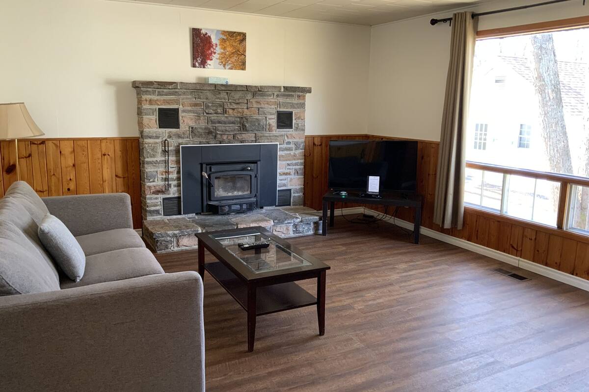 كوخ عادي - غرفتا نوم - بمدفأة - منظر للبحيرة (Hilltop) | واي فاي مجانًا وبديكورات فريدة لكل غرفة وطراز فريد لكل وحدة
