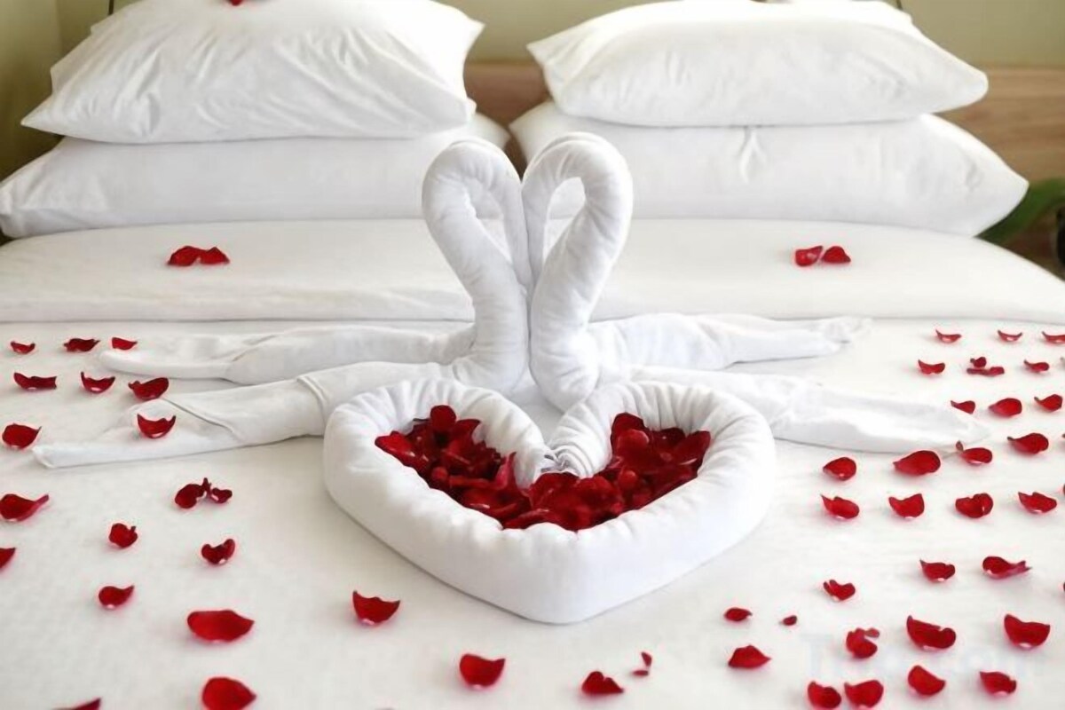 In-room safe, desk, WiFi (free), bed sheets