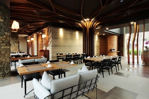 Breakfast, lunch, dinner served; international cuisine, pool views - Mahogany Hotel (Nusa Dua)