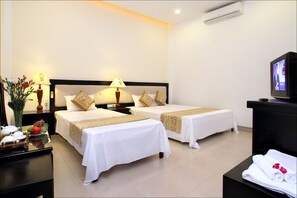 Minibar, desk, blackout curtains, soundproofing - Han Thuyen Homestay (Da Nang)