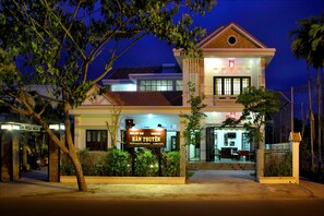 Front of property - evening/night - Han Thuyen Homestay (Da Nang)