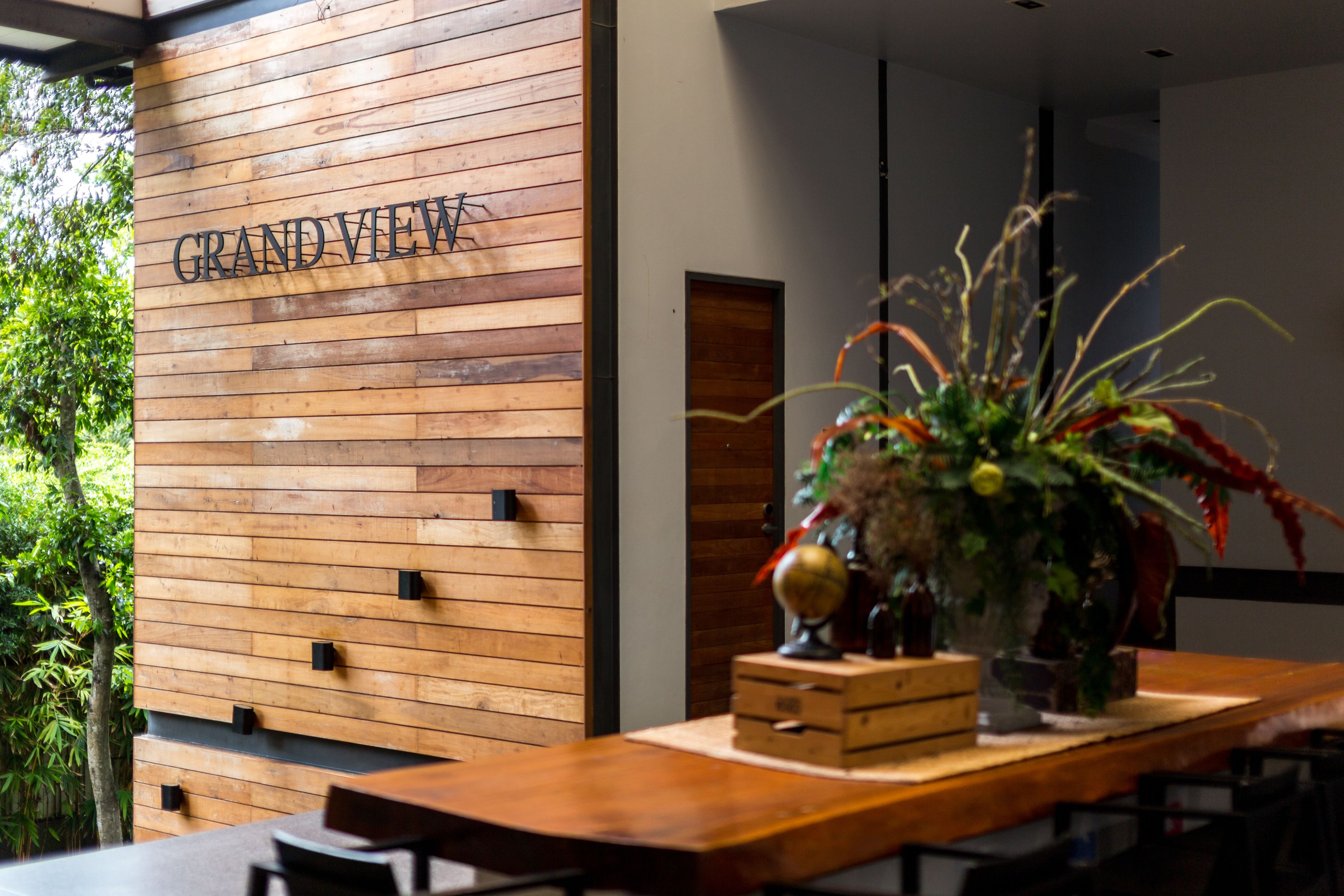 Un espace d’accueil avec un mur en bois sur lequel est inscrit le nom « GRANDVIEW ».