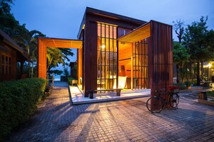 Fachada de la propiedad por la tarde o noche