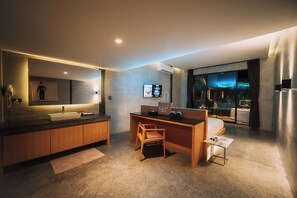 Suite Hot Tub | ミニバー、客室ごとに異なる装飾、防音設備、WiFi (無料)