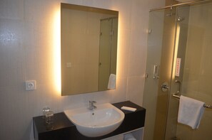 Badkamer met wastafel