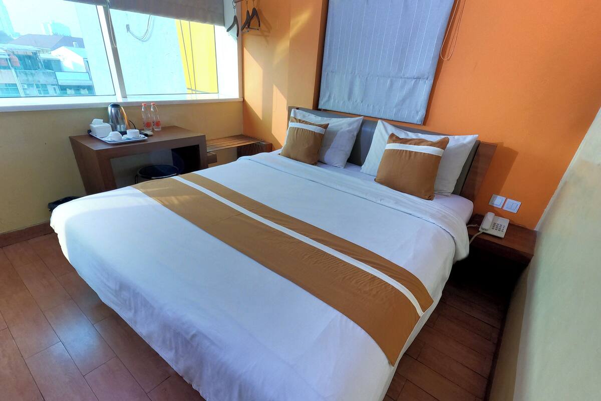 1 habitación, caja de seguridad en la habitación y escritorio