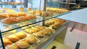 Une vitrine de boulangerie présentant diverses pâtisseries et viennoiseries.