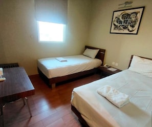 Standard Twin Room | Desk, WiFi (free) - Clubhouse World Hotel Jakarta Bandengan (Jakarta)