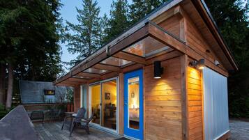 Modern Oceanfront Cabin | Balcony