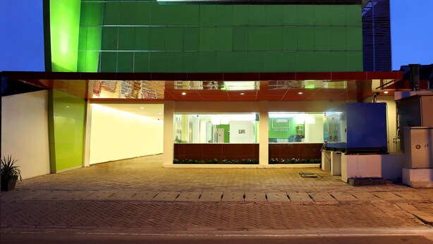 Un edificio moderno con fachada verde y un letrero que dice "Dragon Inn".