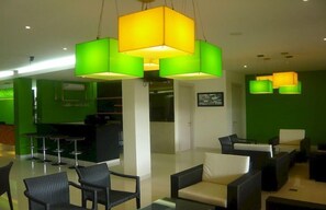 朝食、ランチ、ディナーに営業 (多国籍料理)