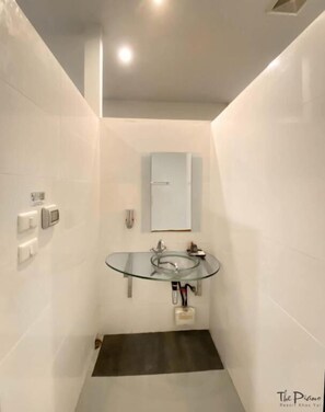 Superior Twin Room, Garden View | Bathroom | Shower, free toiletries, hair dryer, slippers - The Piano Resort (Pak Chong)