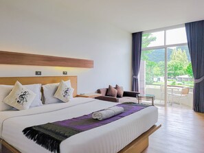 Chambre Deluxe double, vue sur la montagne | Minibar, coffre-fort, décor unique, ameublement unique