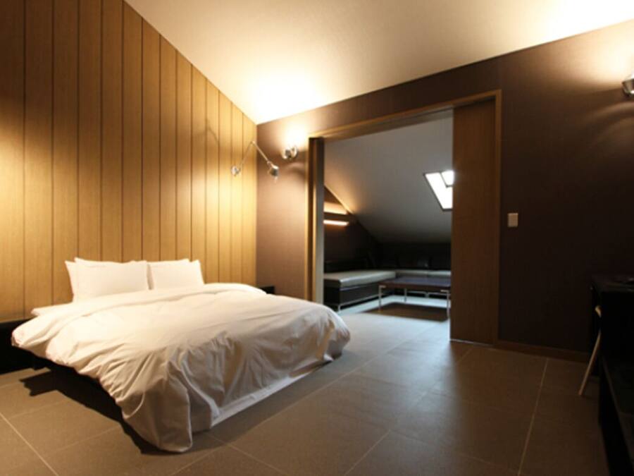 Suite (Check-in 12PM / 4PM on Saturday) | Blendingsgardiner, wi-fi (inkludert) og sengetøy