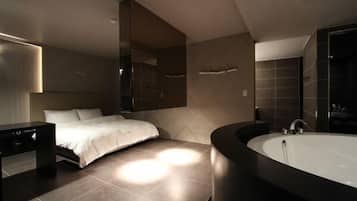 Deluxe Room (Check-in 12PM / 4PM on Saturday) | 1 多间卧室、遮光窗帘、免费 WiFi、床单