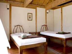 Down duvets, desk - Sukabura Inn (Taketomi)