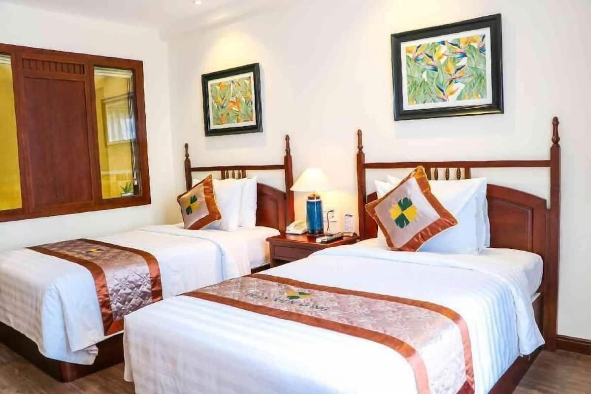 Bộ đồ giường cao cấp, minibar, két bảo mật tại phòng, bàn