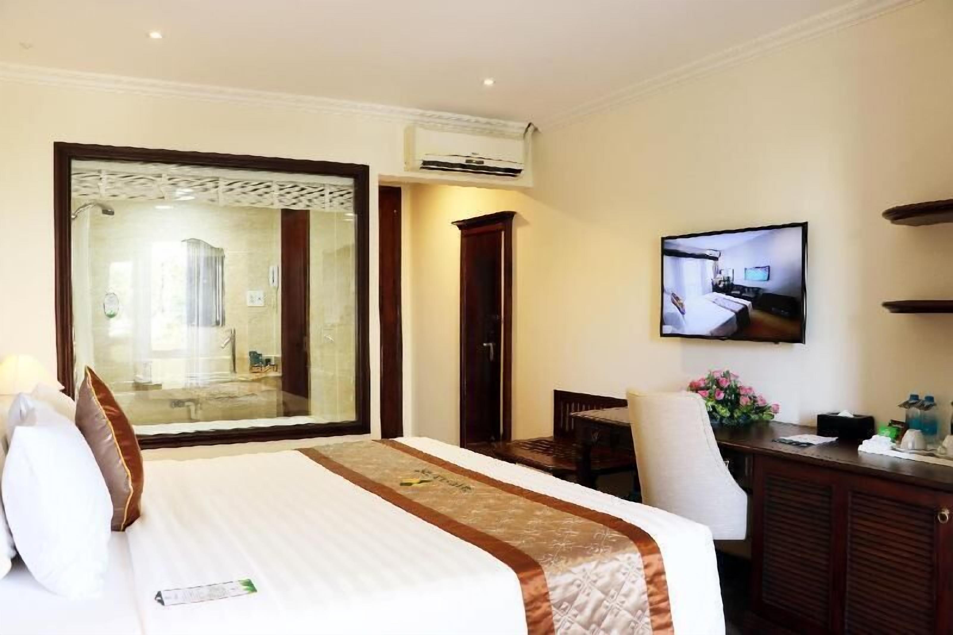 Premium bedding, minibar, in-room safe, desk