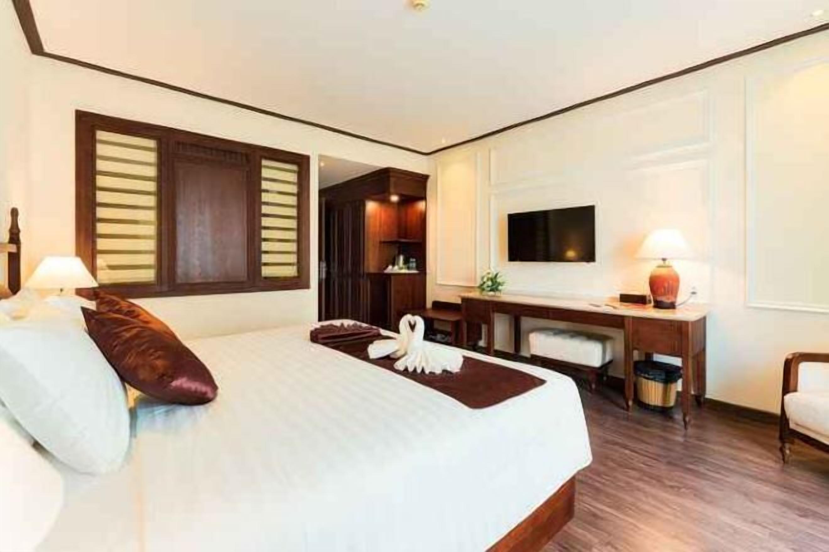 เครื่องนอนระดับพรีเมียม, มินิบาร์, ตู้นิรภัยในห้องพัก, โต๊ะทำงาน