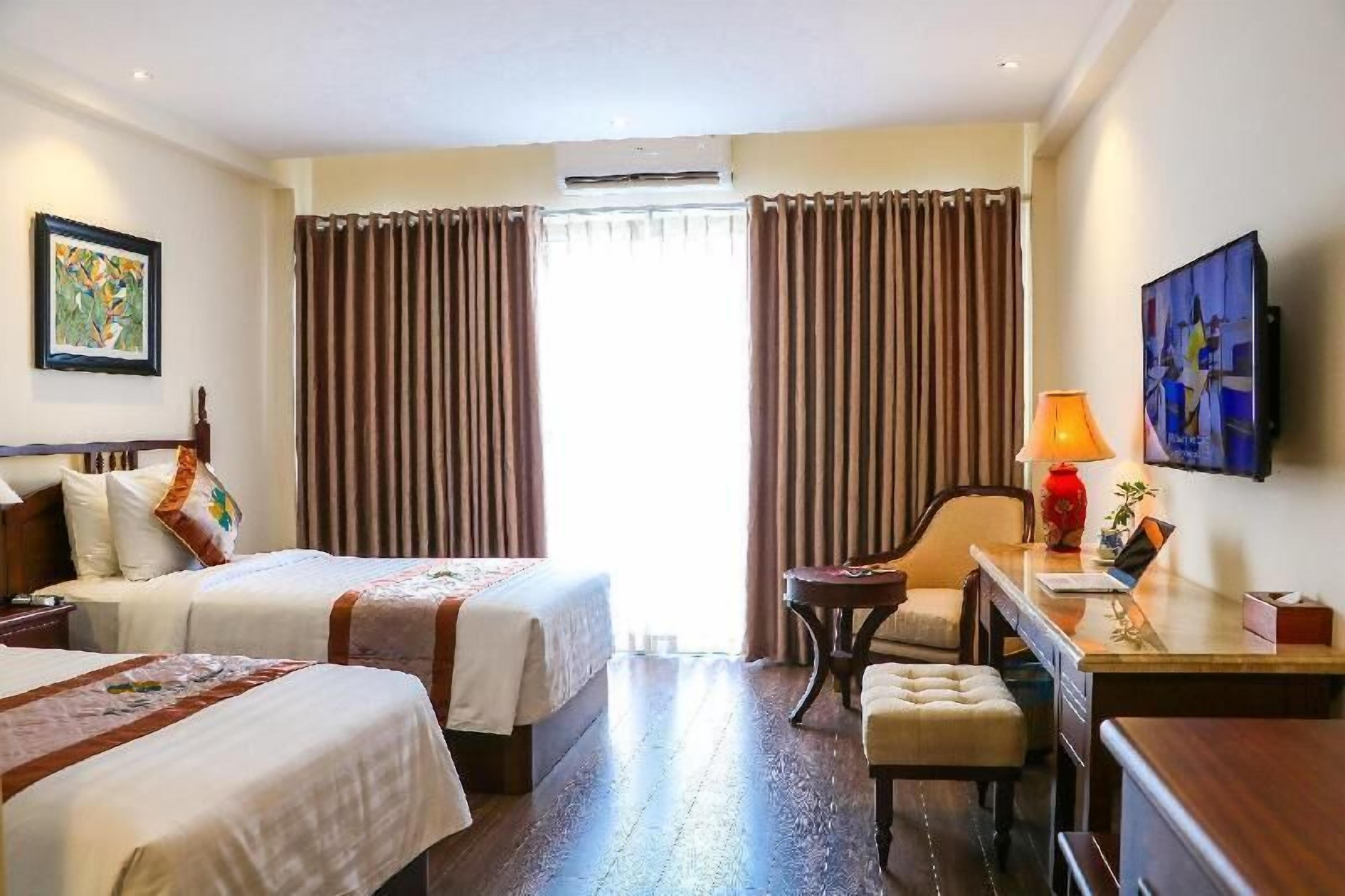 Bộ đồ giường cao cấp, minibar, két bảo mật tại phòng, bàn 