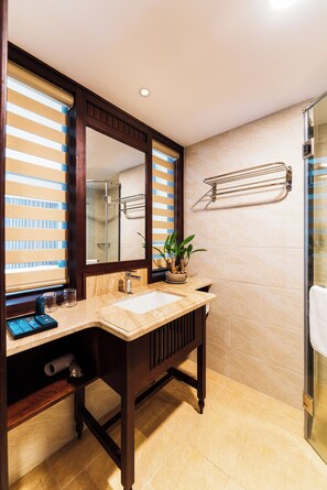 Quarto duplo superior | Banheiro | Produtos de toalete grátis, secador de cabelo, chinelos, bidê