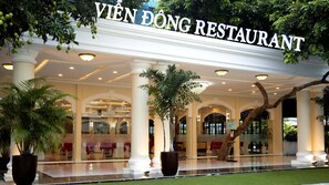 2 restaurantes; se sirve desayuno, almuerzo y cena; cocina vietnamita