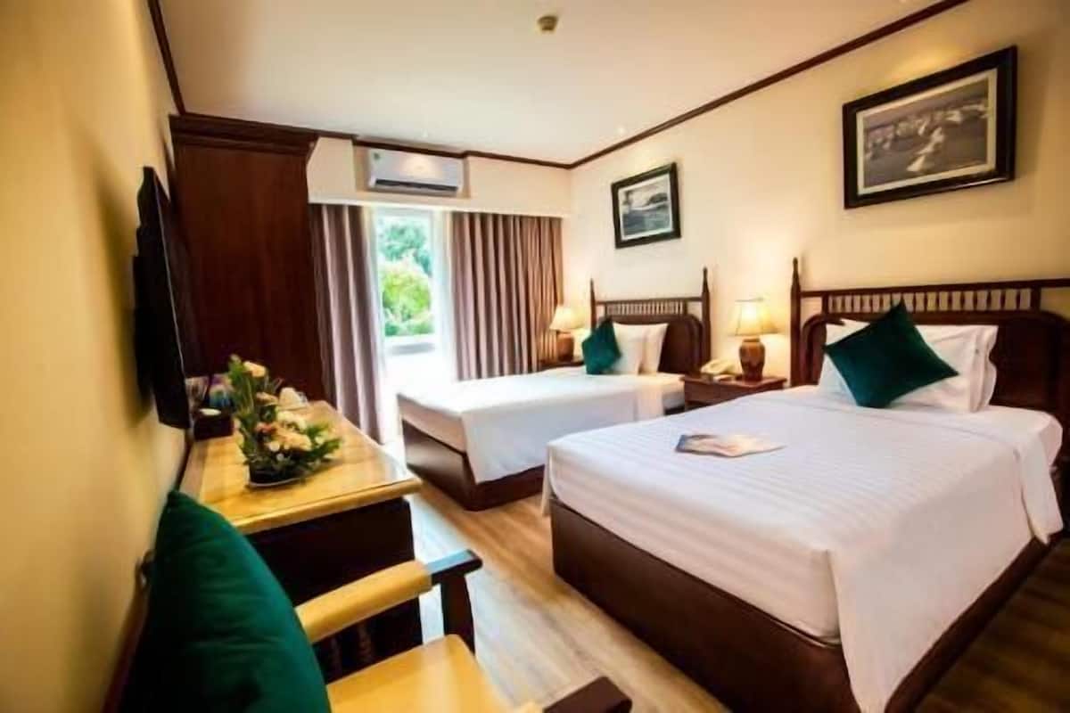 Bộ đồ giường cao cấp, minibar, két bảo mật tại phòng, bàn