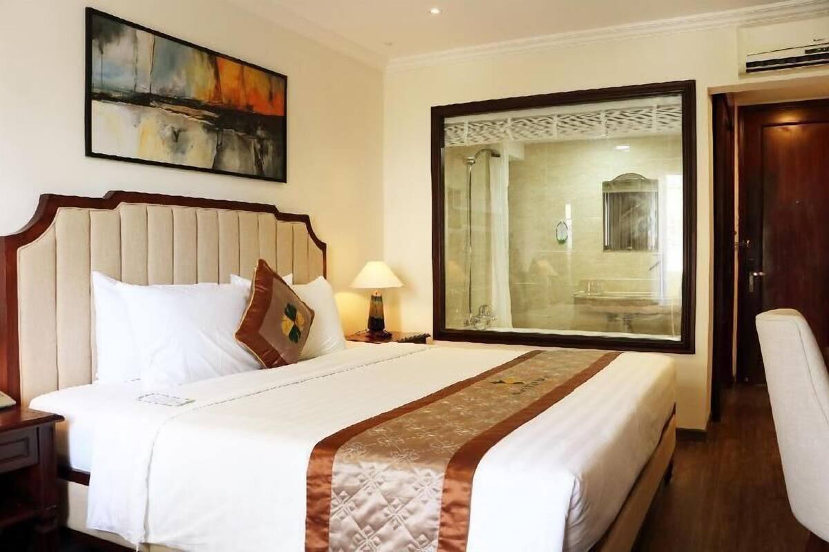 Bộ đồ giường cao cấp, minibar, két bảo mật tại phòng, bàn