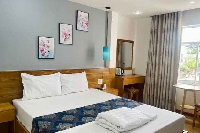 Minibar, brankas, meja kerja, dan Wi-Fi gratis