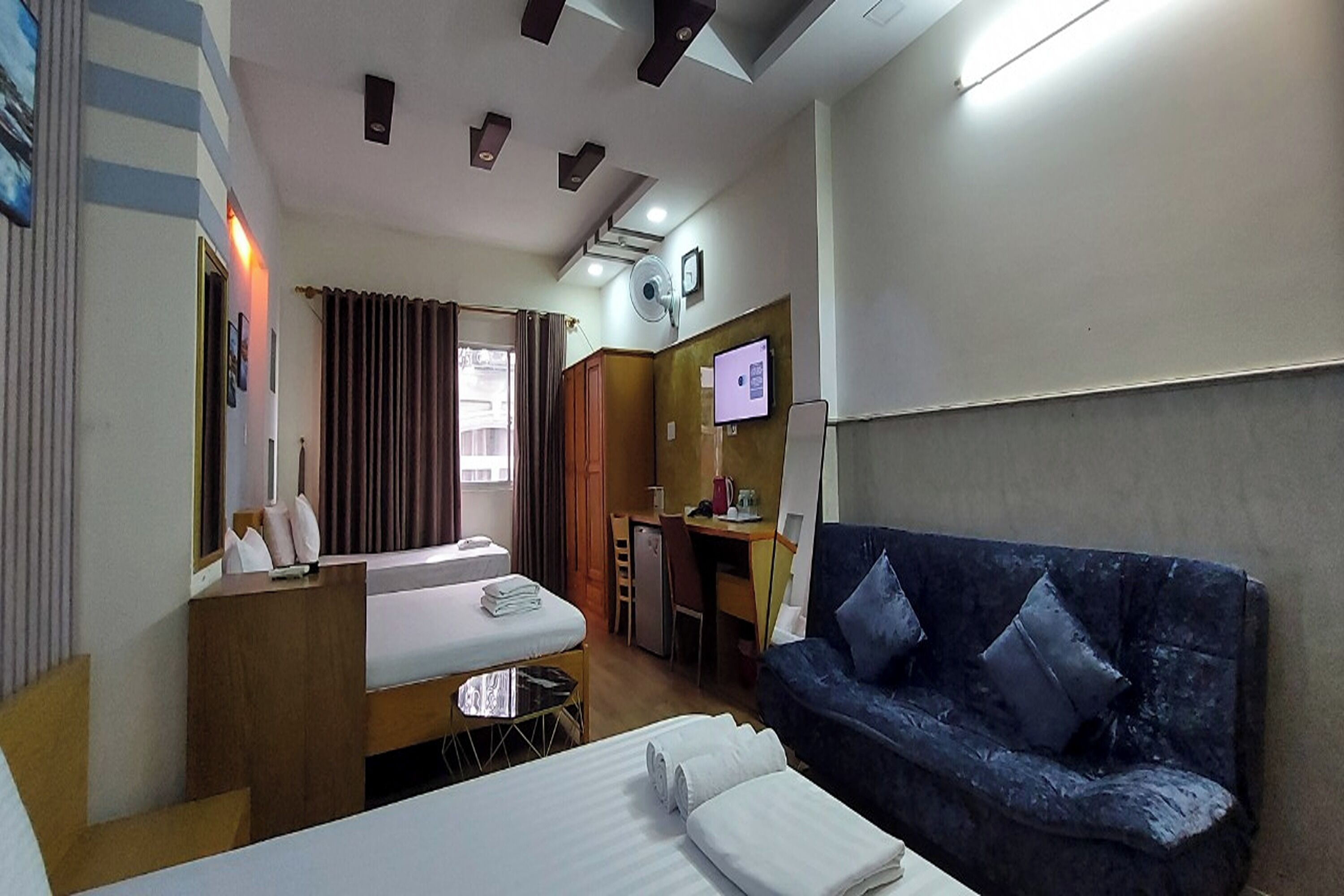 family room | minibar, in-room safe, desk, free wifi