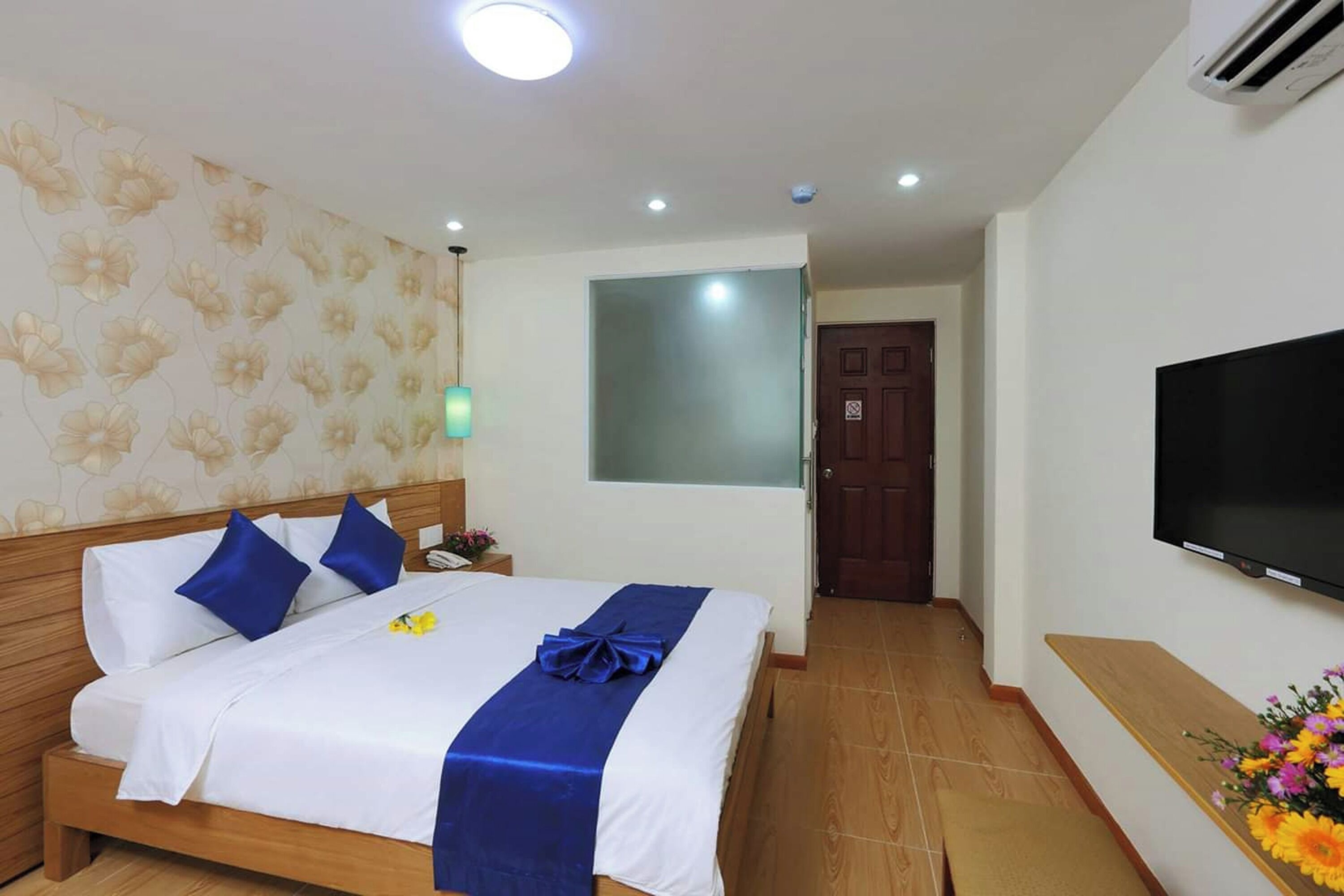 deluxe double room | minibar, in-room safe, desk, free wifi