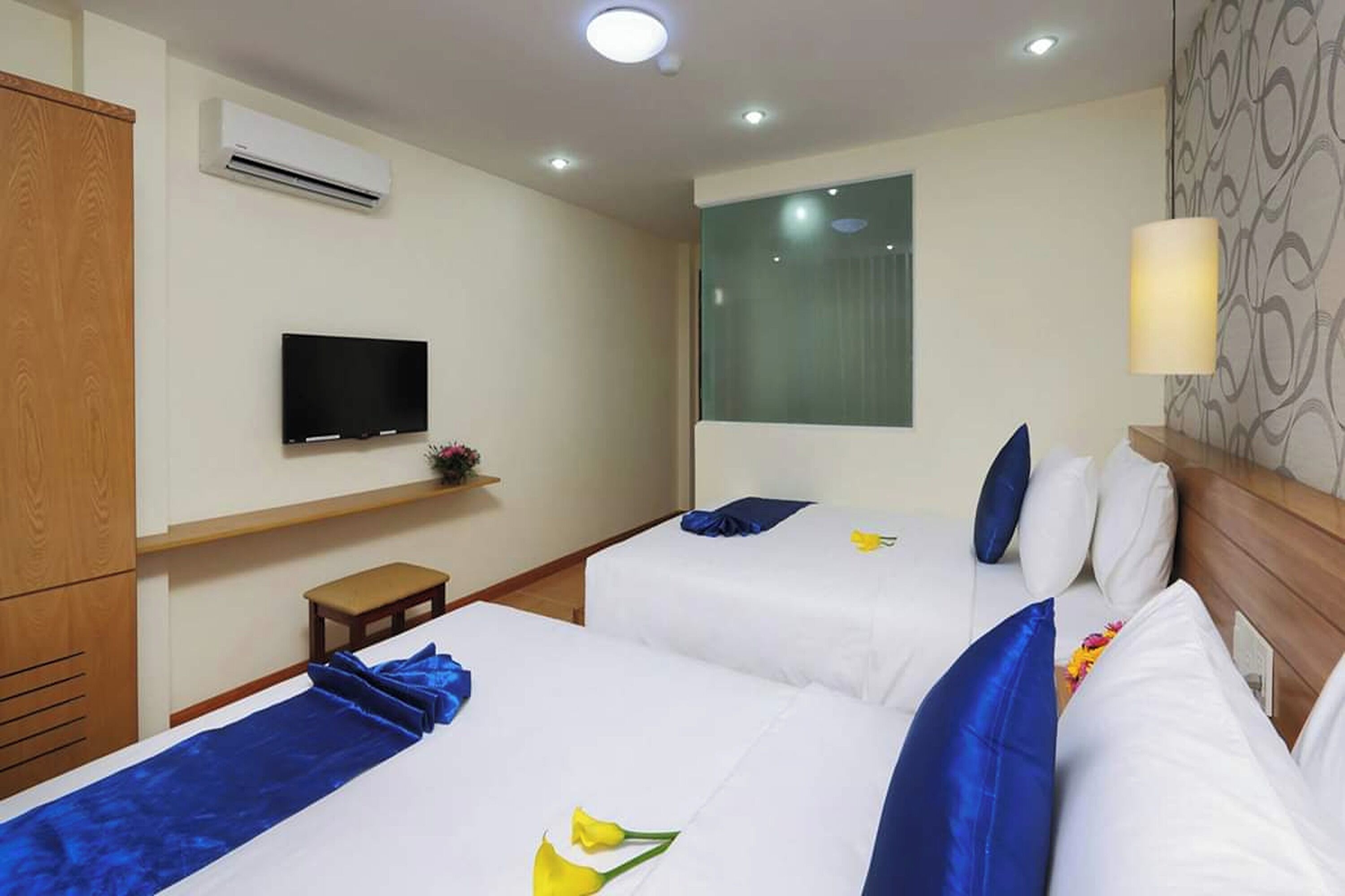 quadruple room | minibar, in-room safe, desk, free wifi