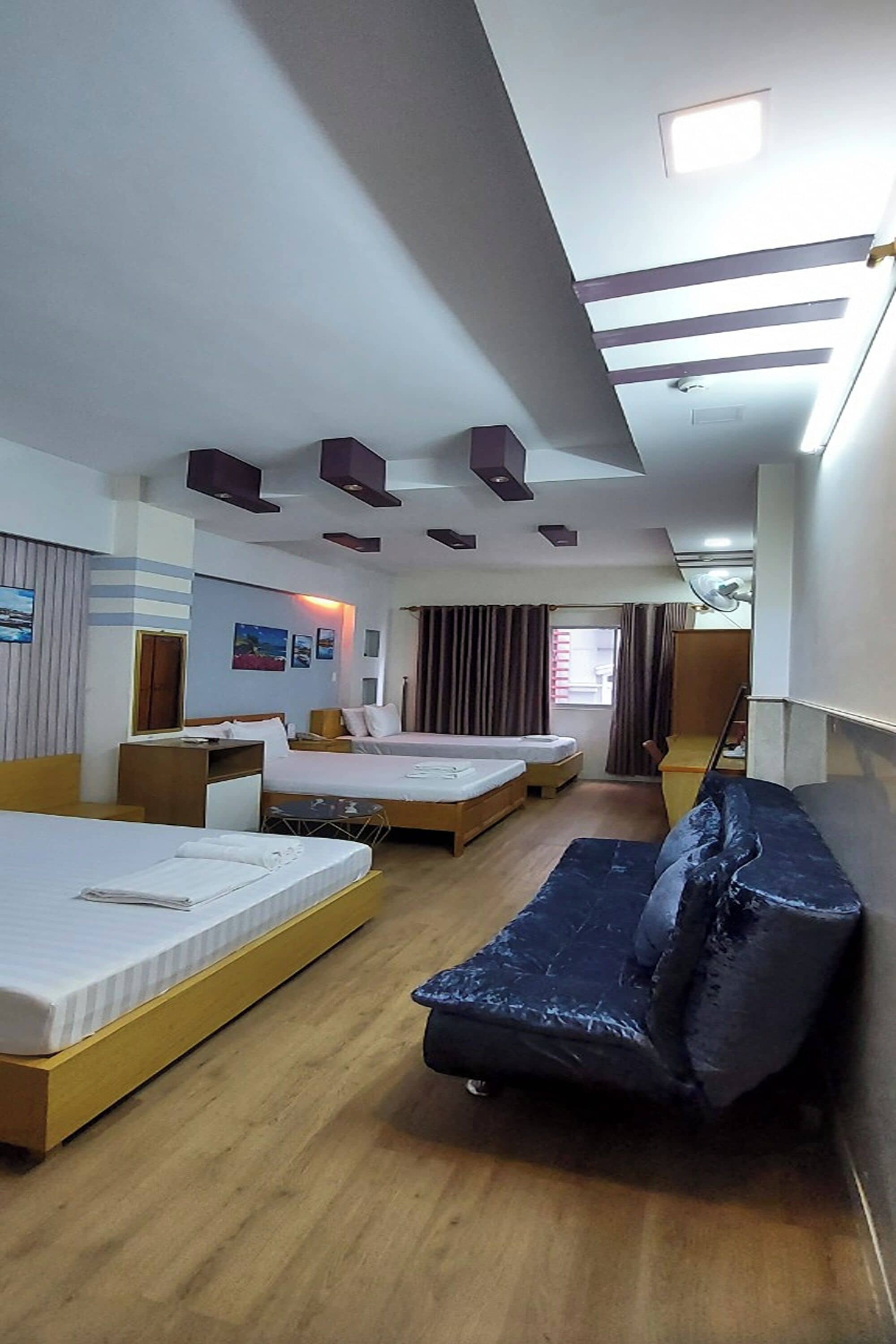 family room | minibar, in-room safe, desk, free wifi