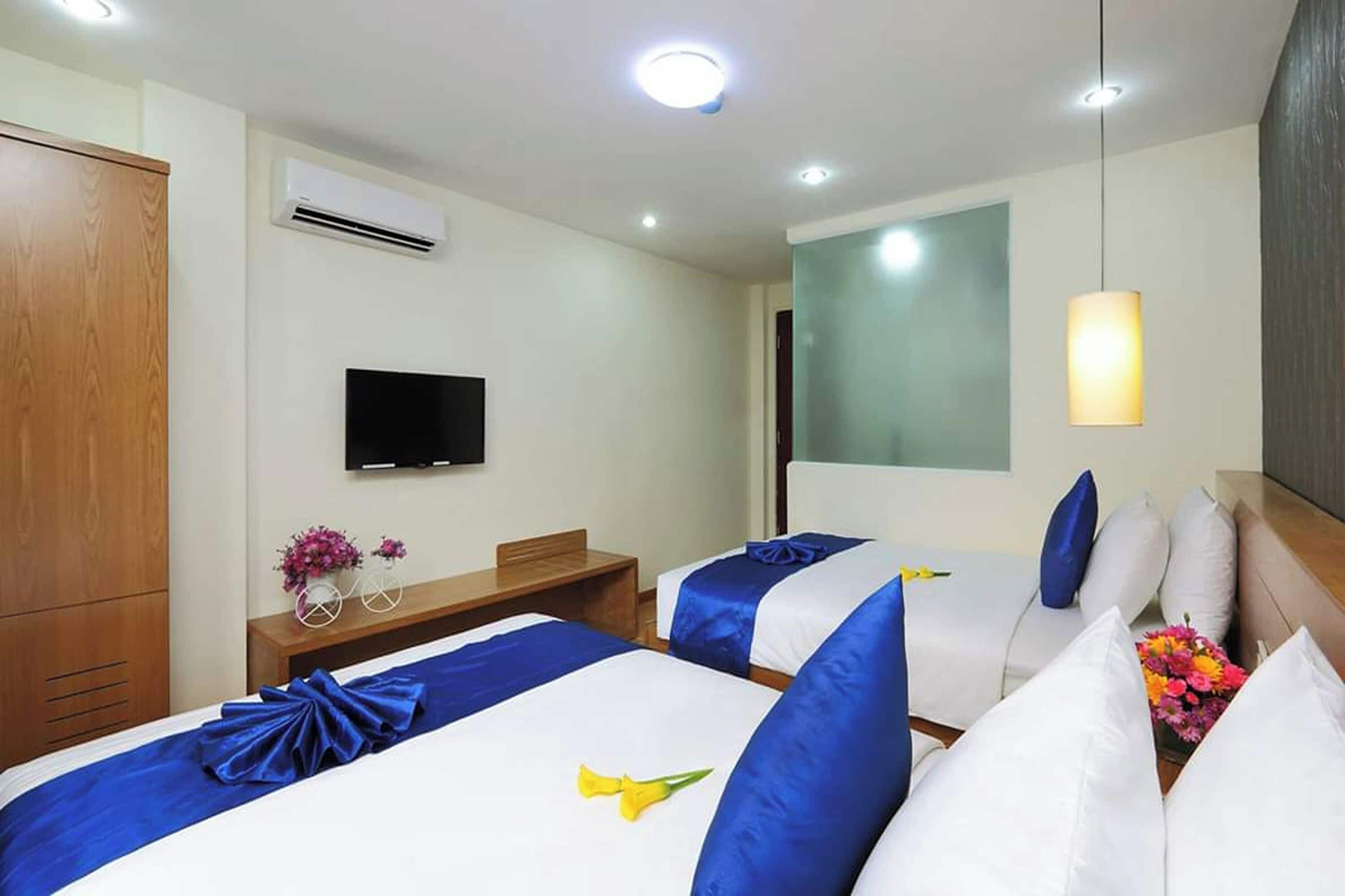 deluxe twin room | minibar, in-room safe, desk, free wifi