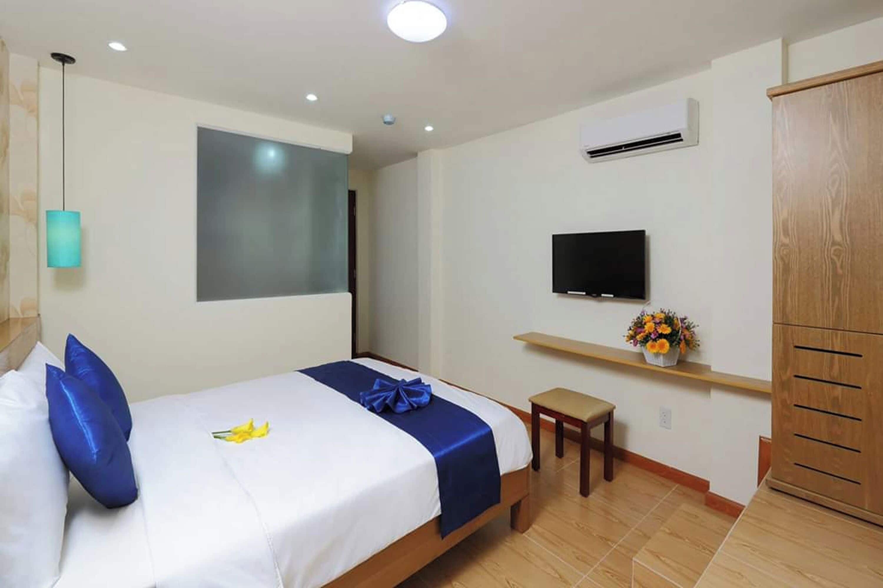 deluxe double room | minibar, in-room safe, desk, free wifi