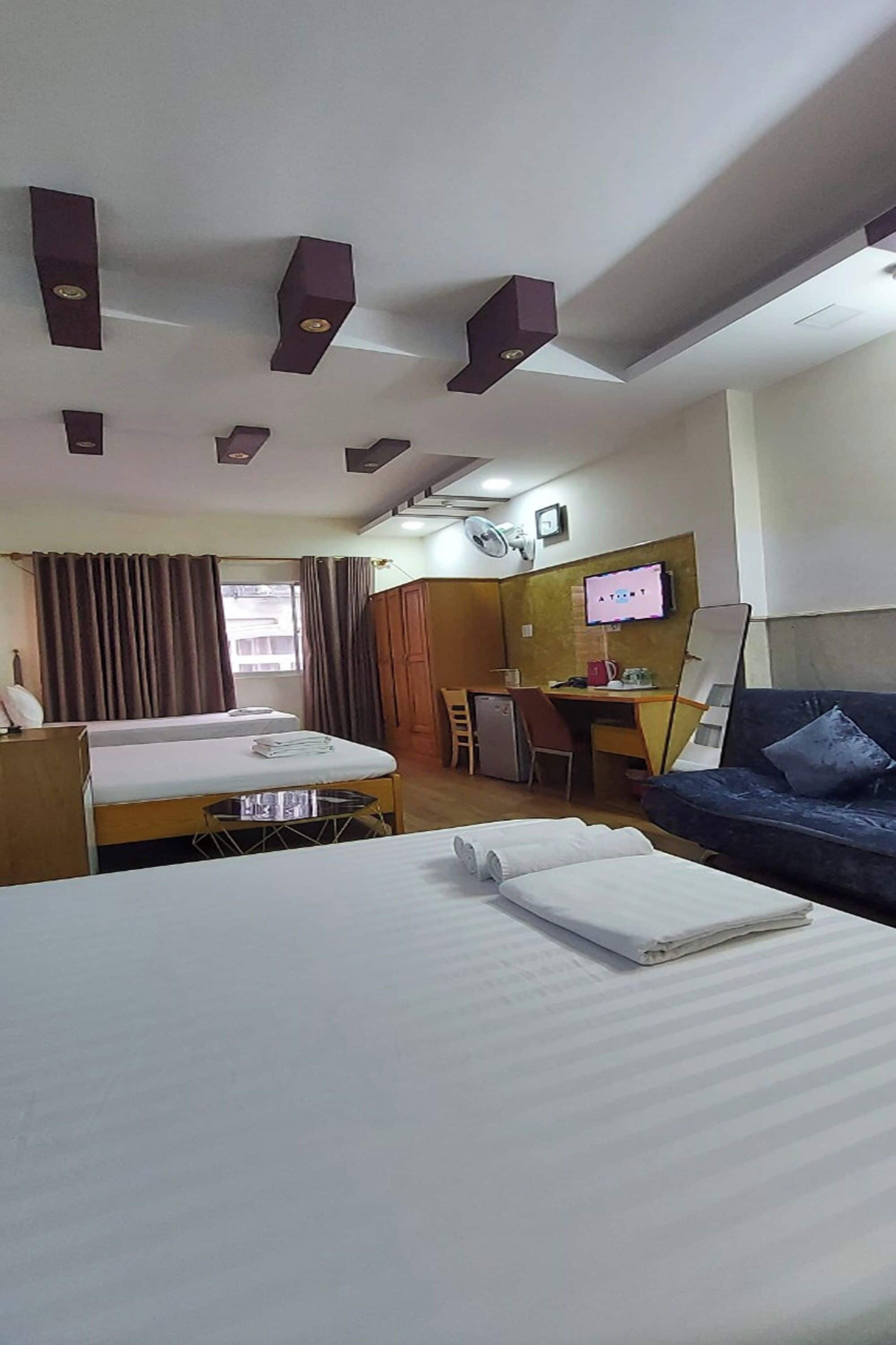 family room | minibar, in-room safe, desk, free wifi