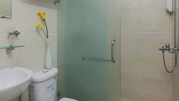 Chuveiro, chuveiro com efeito de chuva, produtos de toalete grátis