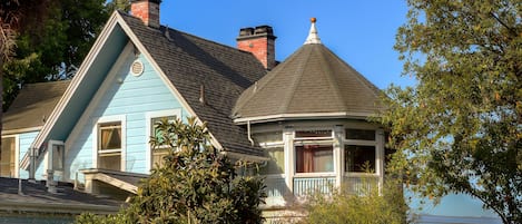 Room, 1 Queen Bed, Shared Bathroom, Ocean View | Exterior