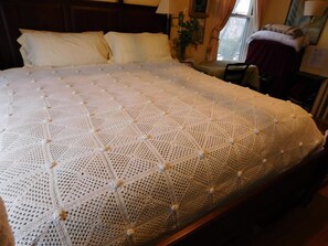 Sengetøy av topp kvalitet, skrivebord og strykejern/-brett