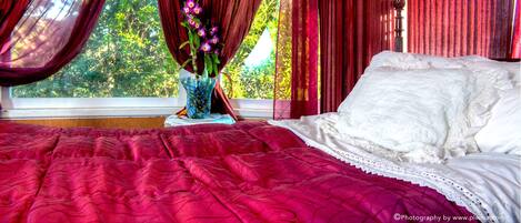 Hochwertige Bettwaren, Schreibtisch, Bügeleisen/Bügelbrett