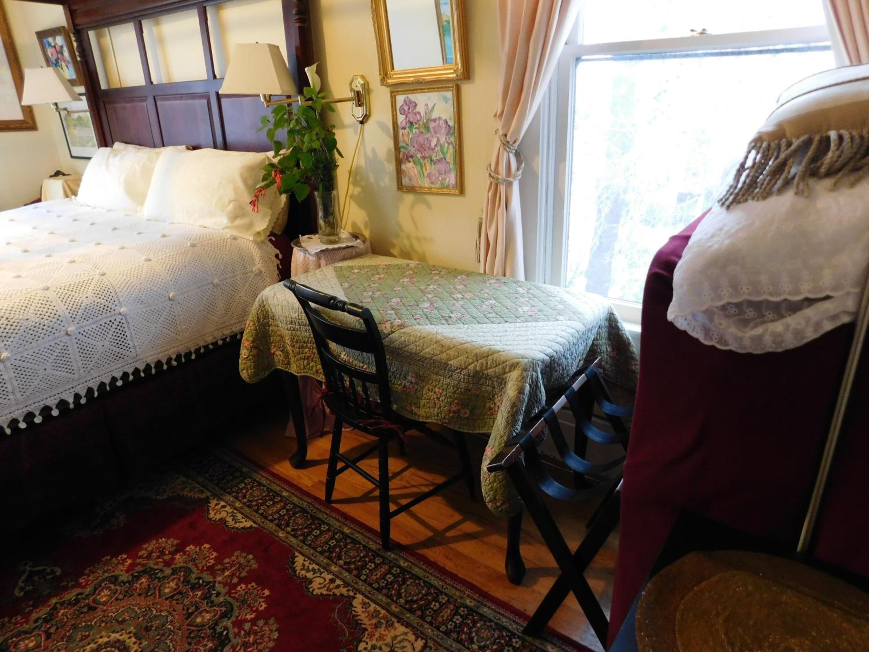 Premium bedding, desk, iron/ironing board, WiFi (free)