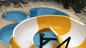 Ein Wasserpark mit mehreren Rutschen und einem Schwimmbecken.