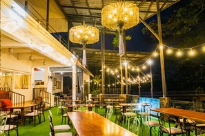 Breakfast, lunch, dinner served; Thai cuisine