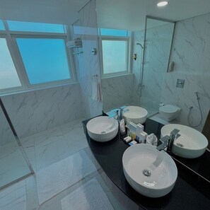 Shower, free toiletries, hair dryer, slippers - Emirates Grand Hotel (Dubai)