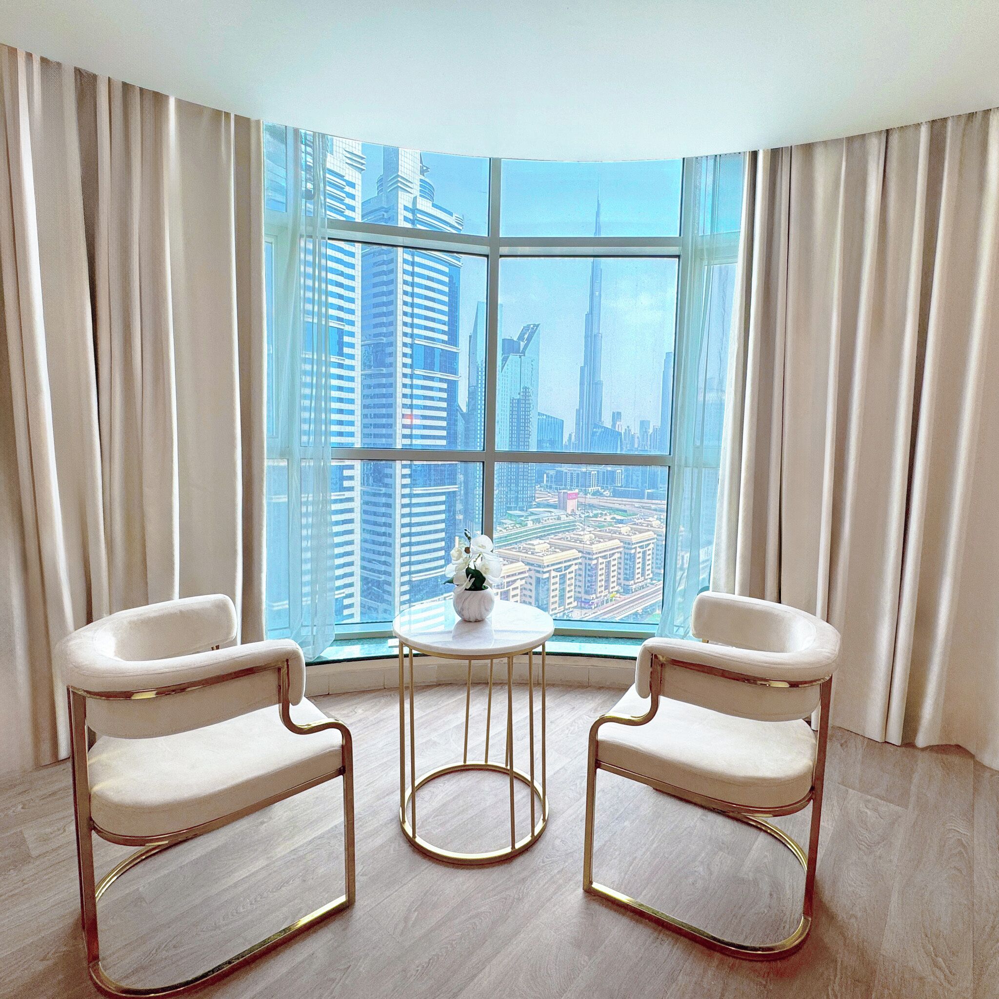 One Bedroom Suite with Burj Khalifa View | Zona de estar | Televisión de pantalla plana de 40 pulgadas con canales por cable