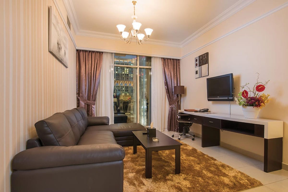Living area | 40-inch flat-screen TV with cable channels, TV