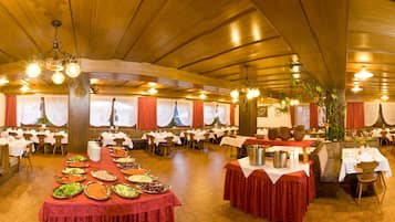 Aperto a pranzo e cena, cucina locale