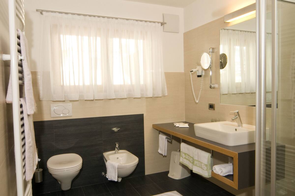 junior suite | bathroom | shower, hair dryer, bathrobes, bidet