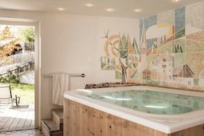 Bañera de hidromasaje cubierta